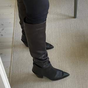 Säljer dessa skitsnygga boots från zara. Storlek 41 5 cm klack
