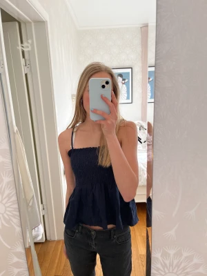 Sommar topp - Super fin mörk blå somnar topp💕 aldrig använd! Hör av er vid funderingar!