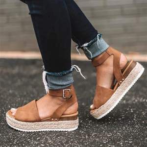 Oanvända snygga bekväma sandaler med espadrillossula säljes pga fel storlek för mig. Sommarens mest bekväma och snygga skor. Köpta för 595kr på rea, kostar annars 1200kr. Mitt pris 250kr. Vet ej märke.