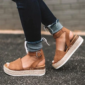 Ankelsandaler - Oanvända snygga bekväma sandaler med espadrillossula säljes pga fel storlek för mig. Sommarens mest bekväma och snygga skor. Köpta för 595kr på rea, kostar annars 1200kr. Mitt pris 250kr. Vet ej märke.
