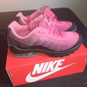 Nike Air Max Invigor - Nya skor råkade köpa för små så behöver tyvärr sälja mina älskade skor, använda 2gg men är för små. 37,5str