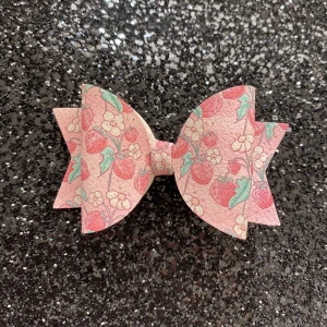 Rosett med jordgubbar 🍓 - Handgjord 💕tyg från london 