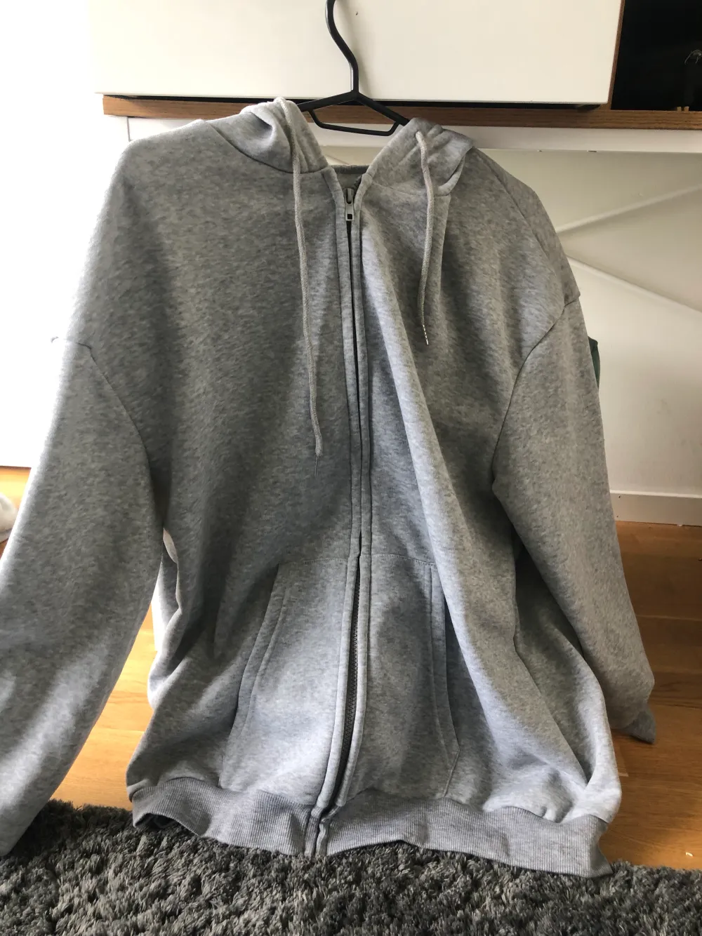 En grå zip up hoodie från shein, aldrig använt. tunt material .. Hoodies.