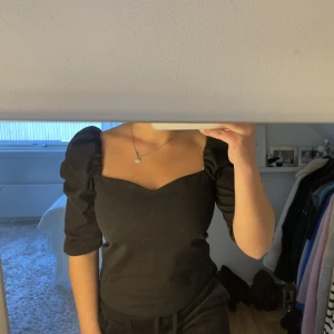 Svart tröja  - Säljer min superfina tröja som tyvärr inte kommer till användning. Den är i nyskick och köpes på Hm. Storlek M  