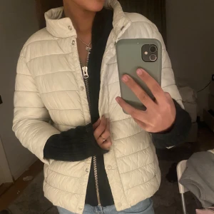 Trekvarts jacka  - Beige/ljus beige trekvarts jacka, liknar Herno jackan! Perfekt nu till våren!💓