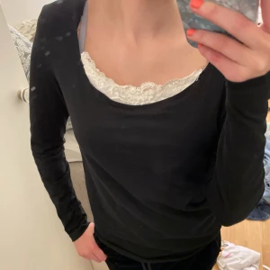 Spets tröja💕 - En jätte gullig spets tröja som jag sytt själv! Tröjan är originalt från lager 157. SYDDE TILL DEN VITA SPETS DELEN SJÄLV💕 den är i jätte bra skick och inga sömmar syns på utsidan! Skriv om vill fler bilder eller mer detaljer💕