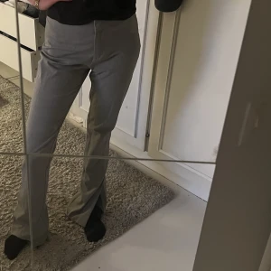 Kostymbyxor med slits - Från zara, ljusgrå, strl 34. Säljer för de är för stora för mig använda ett fåtal gånger! 