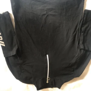 Black long sleeved shirt - Säljer denna svarta tröjan från New Yorker pga att den inte används längre 🫶🏽 väldigt bra skick och har bara andvänts en gång :) 