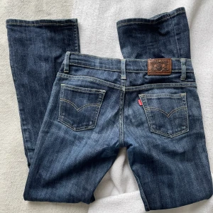 Jeans - Säljer dessa as snygga lågmidjade flared jeans💘det står ingen storlek i jeansen men gissar att det är 32 