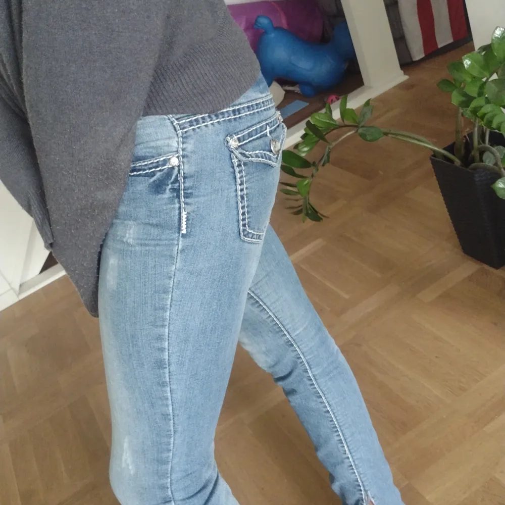 Säljer mina fina Y2K blåa jeans, dem är som true religion jeans. Kan diskutera priset. För mer info kontakta mig.. Toppar.