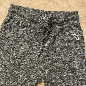 Mjukisar från gymshark - Säljer de här jätte sköna och snygga tightsen/mjukisarna från gymshark💕använd 2 gånger och de finns inte längre på hemsidan. Nypris 550, säljes för 100+frakt💕