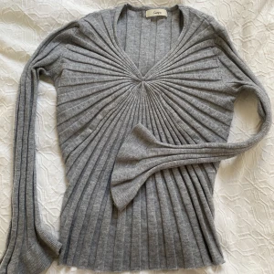 Giorgia tröja - Grå med mönster och volang ärmar. Mjuk. Nypris 500. XS/S. Tror att den även passar medium.
