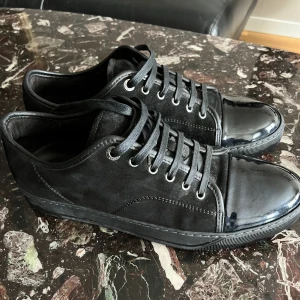 Sköna Lanvin Sneakers - Säljer mina lanvin sneakers då de ej passar! Nypris:4200 mitt pris:2500 Skick 9/10 inga defekter Tveka inte på att höra av er vid fler frågor!