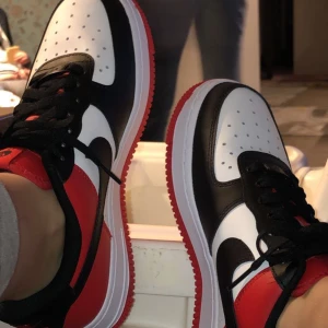 Nike ”jordan” skor - Säljer mina Nike skor som är inspirerade från ett par jordan skor. Har designat dem själv och har ingen användning avdelning längre. Dem är använda. Nypris var 1500kr. (Bilderna är när dem var nya)