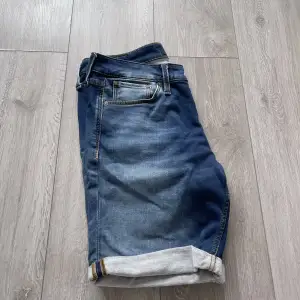 Mörka jeansshorts. Regular fit.