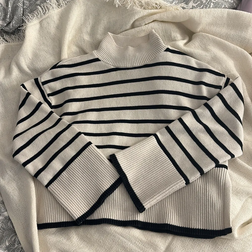Randig tröja från Ginatricot använd en gång och säljer denna pga att den är för liten för mig, storlek XS men annars super fin, buda gärna . Tröjor & Koftor.