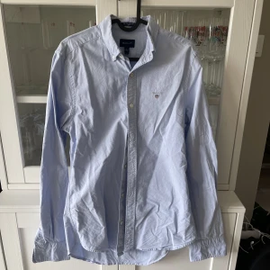 Ljusblå skjorta - The oxford shirt. Slim.