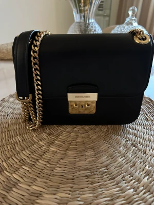 Axelremsväska  - Fin äkta Michael kors väska med guld detaljer. B20 H16 D 7 cm