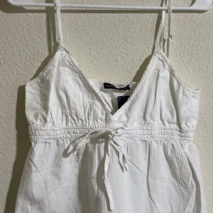 Topp - Säljer min fina brandy Melville topp då den ej används längre. Storleken är onesize men skulle säga att den passar xs-s🥰