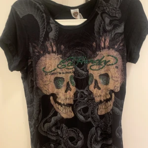 Ed Hardy tröja - Säljer denna ed Hardy tröja eftersom jag inte använder den längre. Tröjan saknar några rhinestones men det märks inte. Köptes för 600kr. Säljar nu för 200