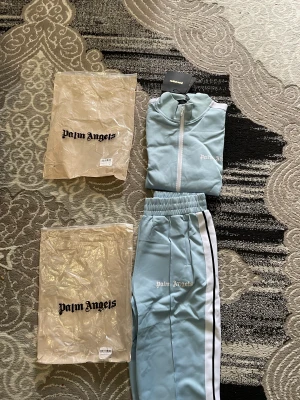 Palm angels dress (ljusblå) - Skön att ha på sig, bra kvalite bra färg, ingår med påse 