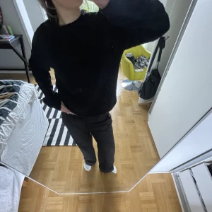 Stickad tröja köpt secondhand. Säljer endast för att få plats i garderoben❤️ - Jätte mysig svart stickad tröja på storlek S❤️