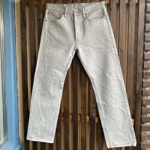 Levi’s jeans  - Ostrukna helt oanvända Levi’s 501or i storlek 32/32. Färgen vill jag beskriva som en blandning mellan väldigt ljusgrön och cream white. Pris: 199kr. 