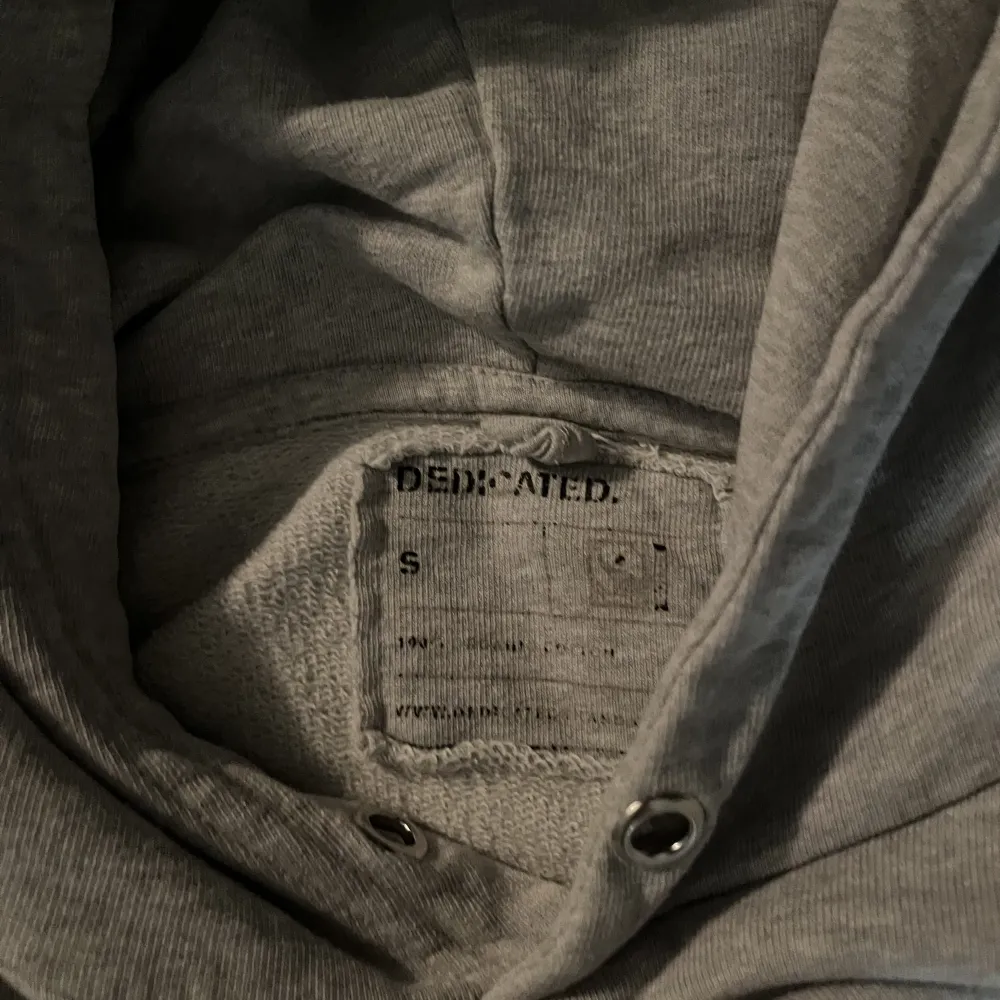 Grå hoodie från dedicated. Köpt för 800kr, säljer för 400kr + frakt. . Hoodies.