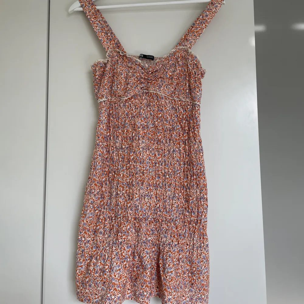 Zara klänning från säsongen 2021. Använd två gånger så nästintill nya! Säljs inte längre, Kan skicka mer bilder 💗. Klänningar.