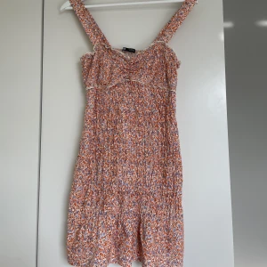 Klänning  - Zara klänning från säsongen 2021. Använd två gånger så nästintill nya! Säljs inte längre, Kan skicka mer bilder 💗