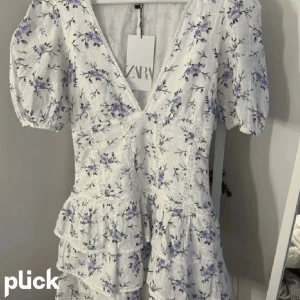 Zara klänning - SÖKER!!! Söker denna jätte snygga zara klänning. Helst i storlek xs men s funkar också. Är ni intresserade av att sälja så hör av er!💕💕 OBS!!! Jag SÖKER jag säljer inte den!