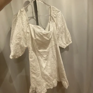 Klänning  - Söt sommarklänning, som tyvärr är för liten för mig. Använd ett fåtal gånger, dragkedja är hel och funkar 