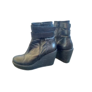 Kilklackar - Kilklackar i en modell som liknar Isabelle marant🙌🏼 Så fina till både fest och till vardags men kommer tyvärr inte till användning😢 Skriv privat vid intresse o frågor!