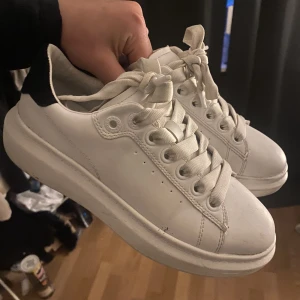 Skor - Säljer dessa super söta skorna som inte kommer till användning och är förstora för mig! Inga skador eller defekter på skorna förutom lite smuts som fixas innan jag skickar dom såklart! Ord pris ca 700kr från eurosko