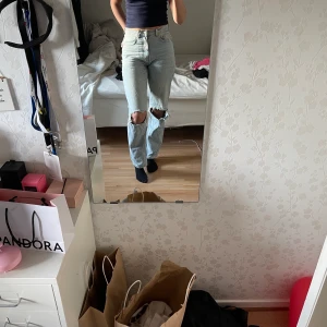 Byxor med hål i - Skriv om du är intresserad så kan vi diskutera pris, frakt och så vidare😊 Bara att skriva om du vill ha fler bilder Jag är 172 cm