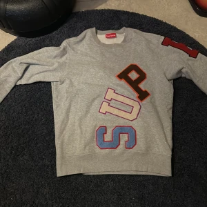 Supreme crewneck  - Tja tja, köpt 2020 men använd runt 10 gånger. Väldigt bra skick, last sale på stock x 4000kr. Har kvitto om man vill se. Priset går att få ner om man vill mötas men inte för mycket.