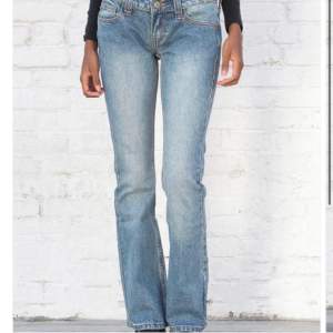 Säljer mina Lågmidjade brandy Melville jeans som är köpta för ett tag sedan men ej använda mycket då jag har ett par liknande. De finns inga defekter på byxorna och köpte de för 400kr. Skriv för intresse, är snabb på att svara💕😍