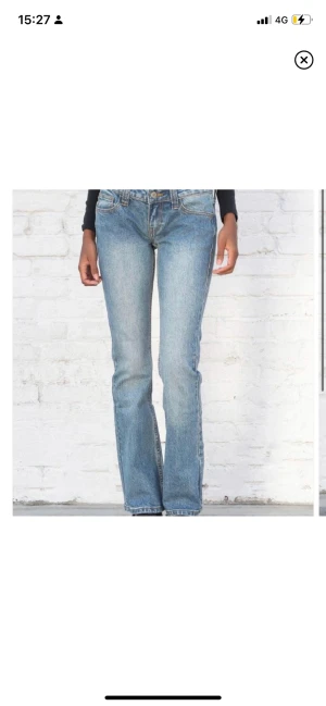 Lowrise jeans - Säljer mina Lågmidjade brandy Melville jeans som är köpta för ett tag sedan men ej använda mycket då jag har ett par liknande. De finns inga defekter på byxorna och köpte de för 400kr. Skriv för intresse, är snabb på att svara💕😍