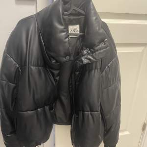 Säljer denna jacka då den bara hänger i garderoben, fint skick storlek s ”lite over size” Kan skickas om köpare står för frakt 79kr (skickar med dhl)