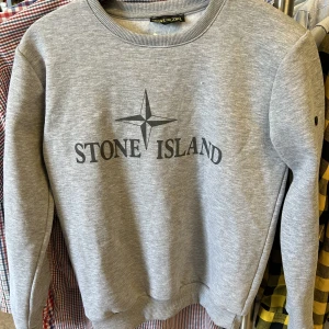 stone island tröja -  stone island tröja som är köpt på second hand. jag vet inte om den är äkta! lappen på vänsterarmen är borta. tröjan har utöver det inga defekter, storlek S! pris kan sänkas vid snabb affär.