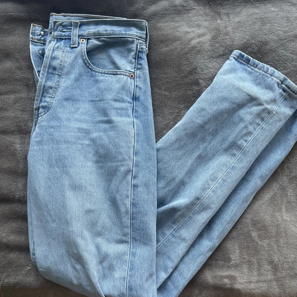 Jeans från Levis i strl 36! Tyvärr är den röda lappen halvt avriven av mamma :) därav så lågt pris för byxorna är använda en gång + tvättade en gång :( I strl W29 och L34✨(som en strl 36). Jeans & Byxor.