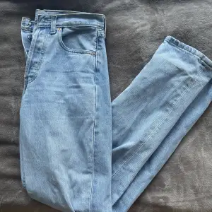 Jeans från Levis i strl 36! Tyvärr är den röda lappen halvt avriven av mamma :) därav så lågt pris för byxorna är använda en gång + tvättade en gång :( I strl W29 och L34✨(som en strl 36)