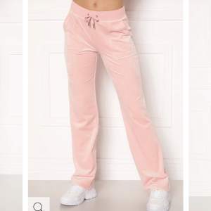 Juicy couture byxor i färgen rosa och storlek S💗använda fåtal gånger så näst intill ny skick🫶🏼
