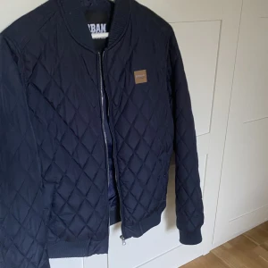 Quiltad jacka - Jättefin marinblå quiltad jacka i fint skick. Storlek S. Köparen står för frakten 