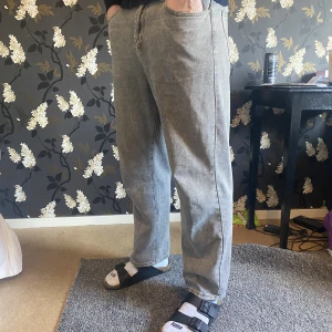 Grå jeans - Grå jeans i storlek 34/32