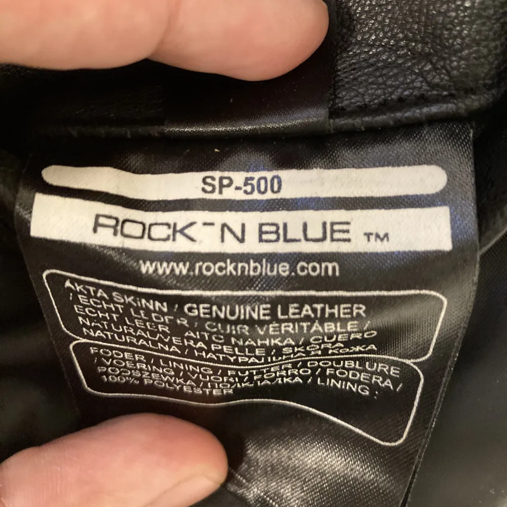 Gammal model av en rock and blue sp-500 skinn jacka i storlek S.  Den köptes för lite över 1 år sedan men har bara används ett par gånger och har annars bara hängt på klädhängaren.  Den köptes för 3000kr men säljer den för 500. Jackor.