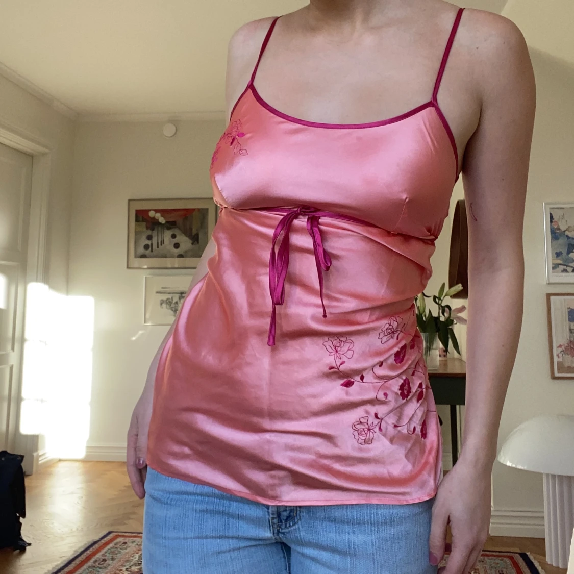 Satinlinne med knyten