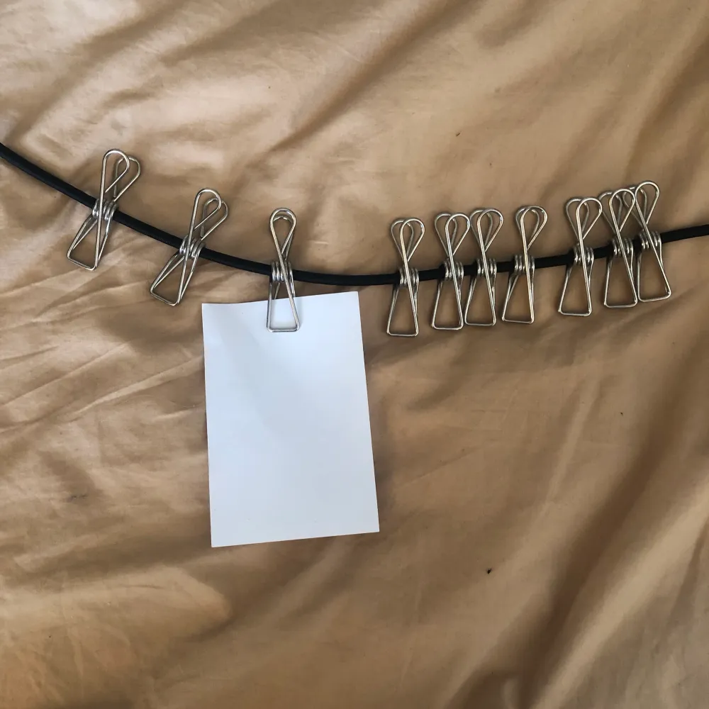 Ett elastiskt band med tio nypor på som man kan hänga bilder eller annat i. 2 stycken, aldrig använda. 30kr för båda.. Övrigt.