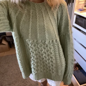 Stickad tröja  - Stickad tröja i så fin färg den mango. Aldrig använd i storlek M 