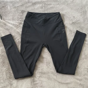 Tränings tights - Svarta träningstights med två fickor från gymshark, aldrig använda storlek M men sitter som XS🤍 Köparen står för fraktkostnad!